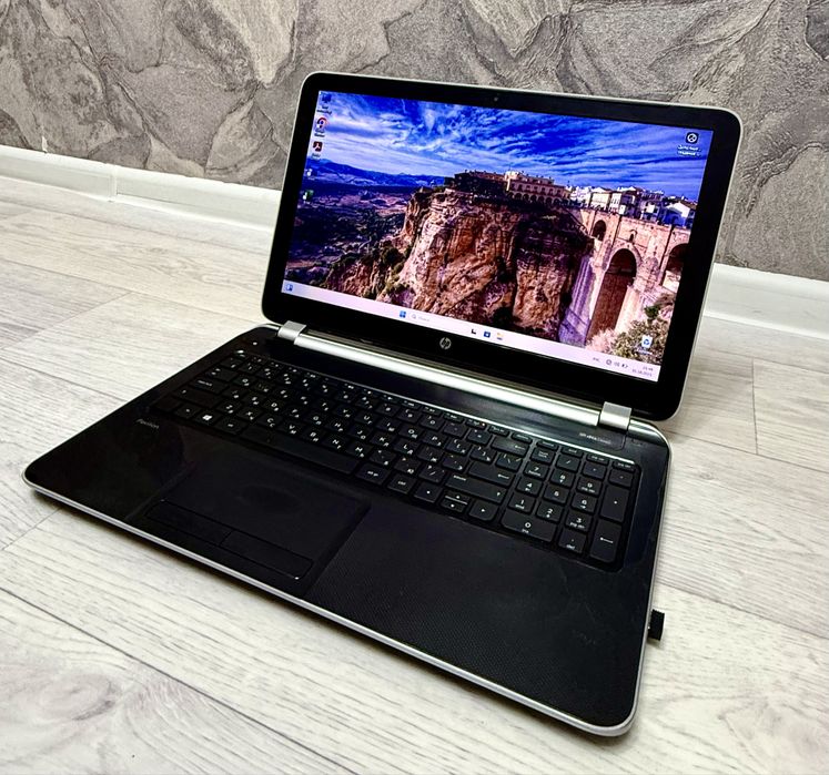 Ноутбук HP intel core i3 озу 8 gb AMD 8600M SSD 256 gb батарея держит