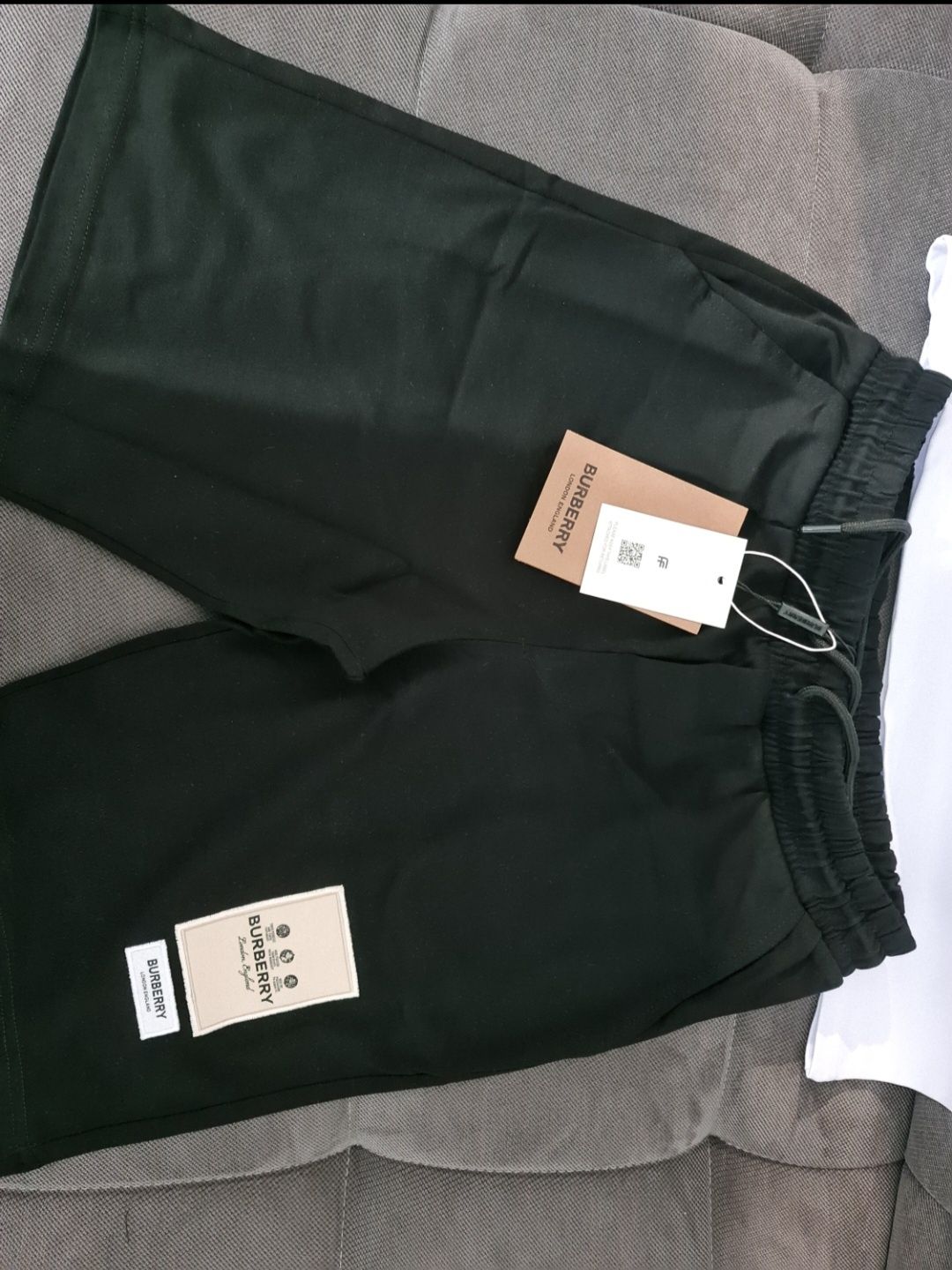 Vând Compleu Burberry