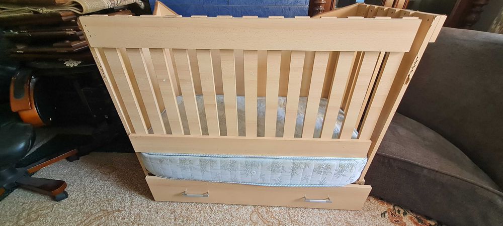 Vand patut pentru copii mici + saltea , pat copil