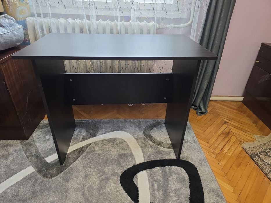 Бюро тъмно кафяво