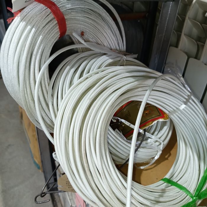 Провод гибкий, устойчивый к высоким температурам.