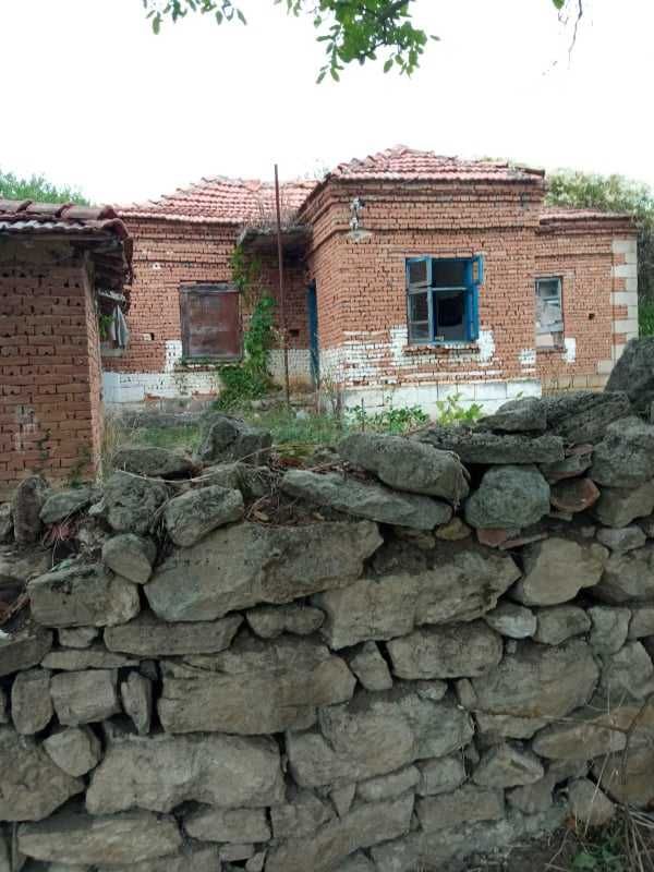 Имот - къща и стопански постройки в с. Чайка, община Провадия