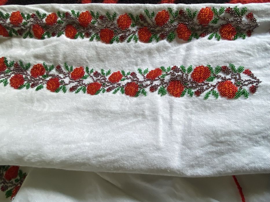 De vanzare camasi cusute cu margele