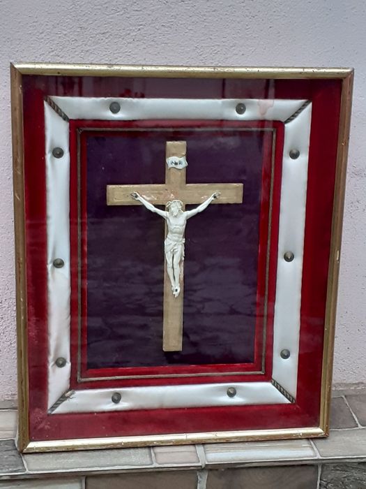 Icoană veche cu crucifix din fildes natural.