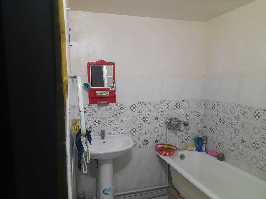 Продаётся недорого 1комнатная с удобствами.