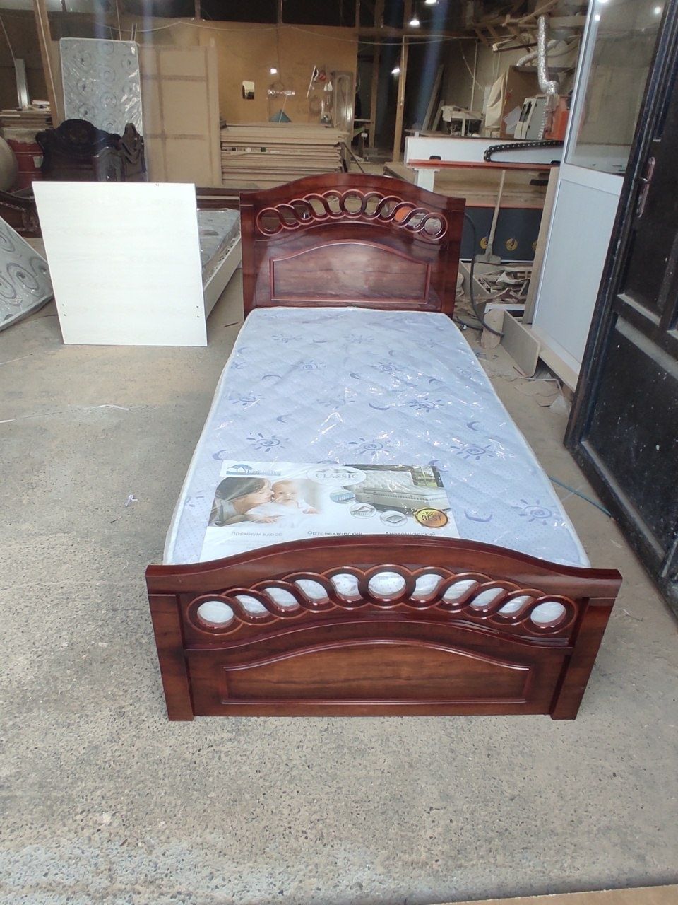 Полтора Односпальный кровать с матрасом