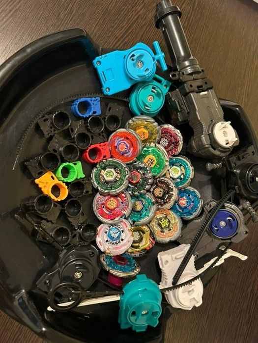 Vând set 15 Beyblade și arenă