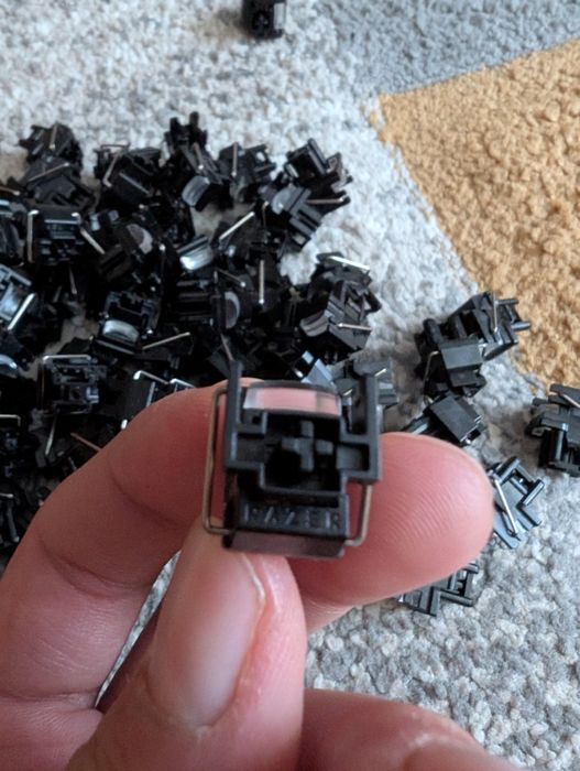 Vand switchuri originale Razer black si red