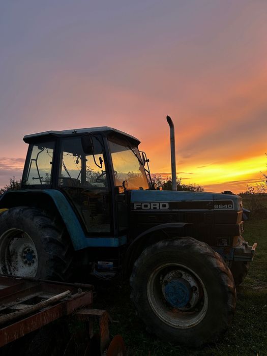 Tractor Ford New Holland 6640