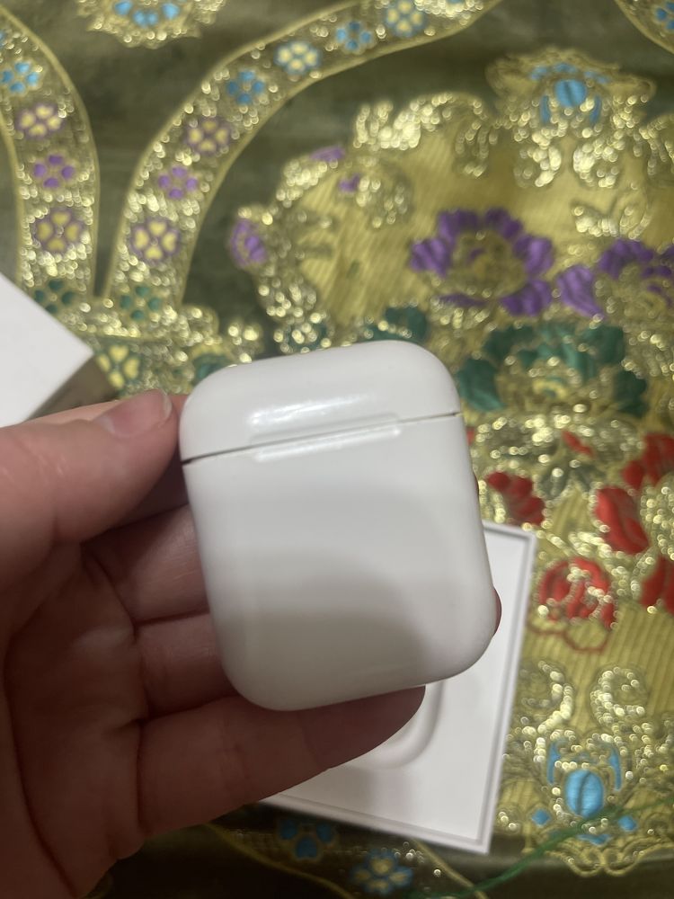 Продам кейс и правый наушник AirPods 2