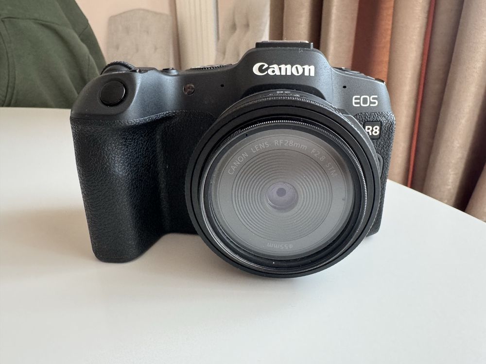 Canon EOS R8 + обектив RF 28mm f/2.8 STM и аксесоари