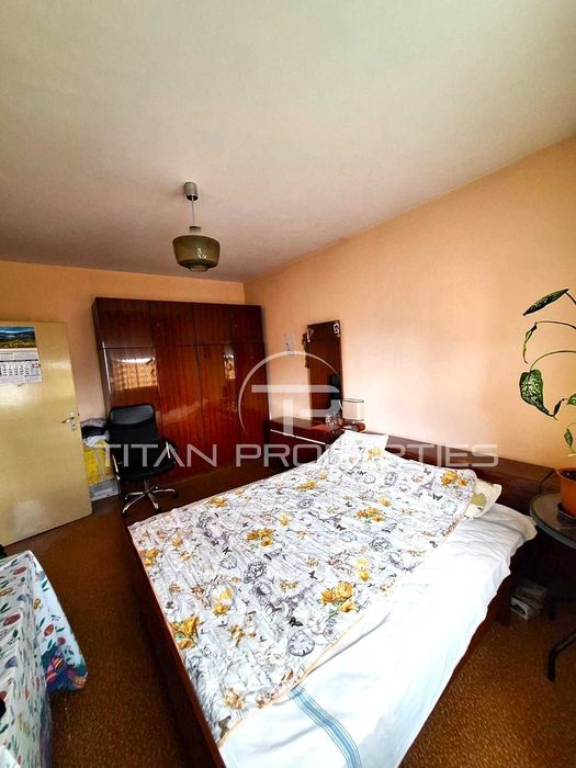 Тристаен апартамент в Центъра