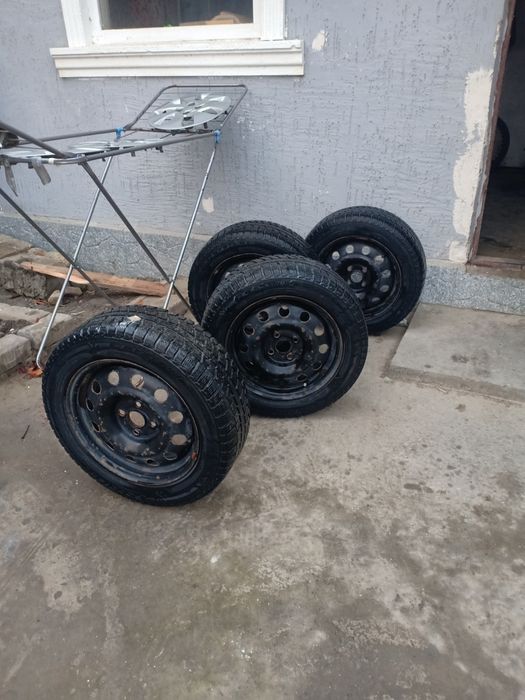 Зимние шины  с дисками и калпаком оригинал