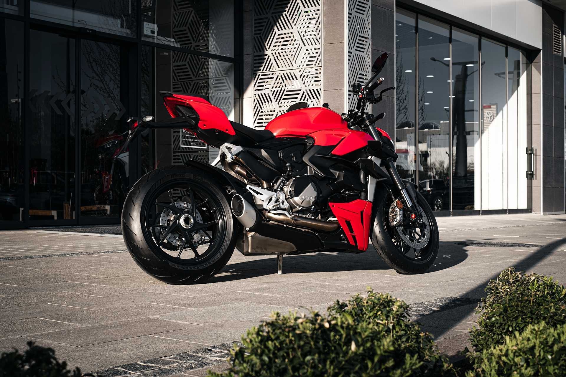 Мотоцикл Ducati Streetfighter V2 от официального дилера