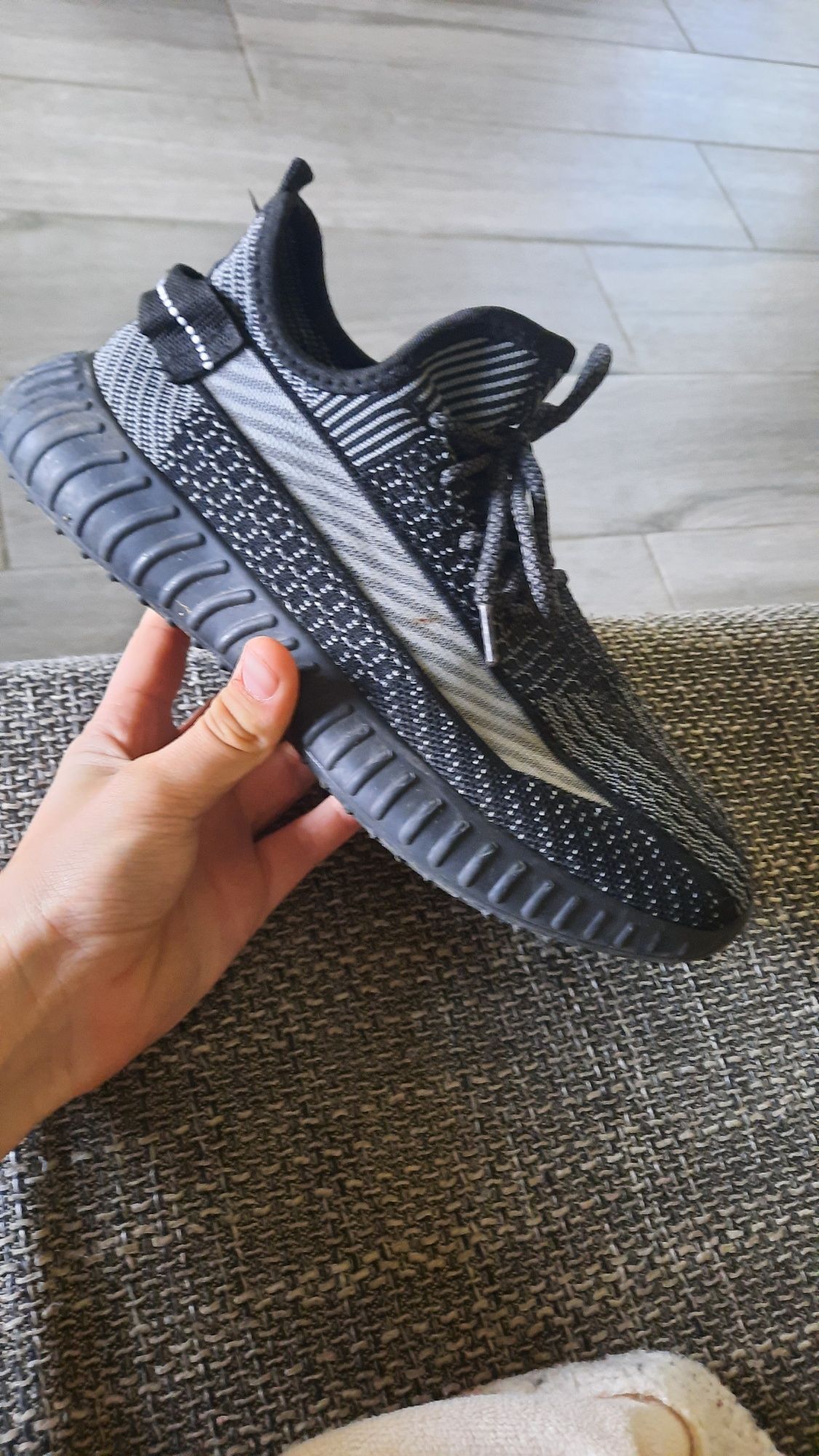 Adidasi yeezy gri