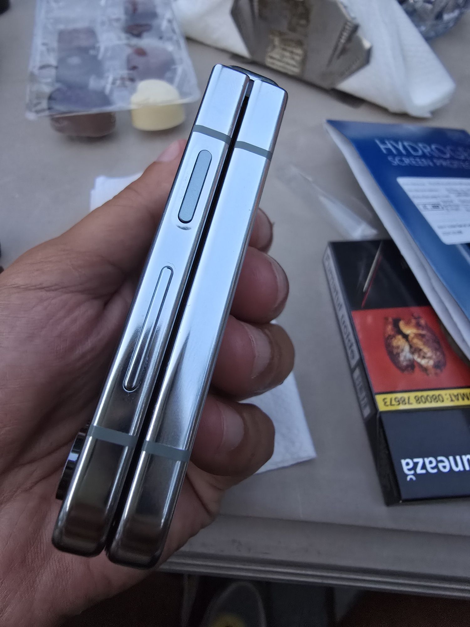 Samsung galaxy z flip 5 aproape nou