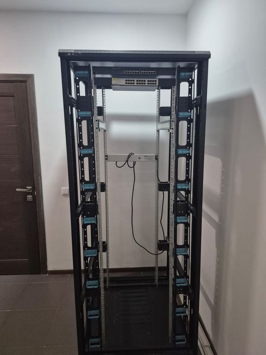 Продам  шкаф серверный