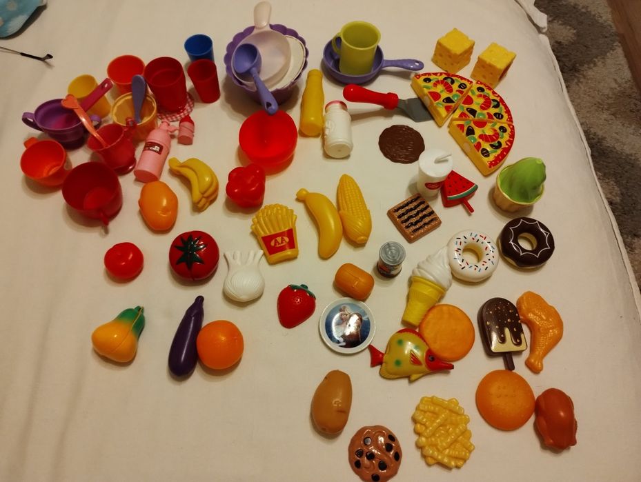 Продавам  различни кукли,чантички за момиче,еднорози и плодове зеленчу