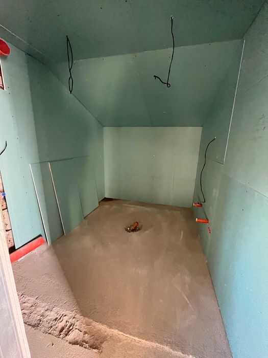 Продава се двуетажна, напълно обновена къща в гр. Крън