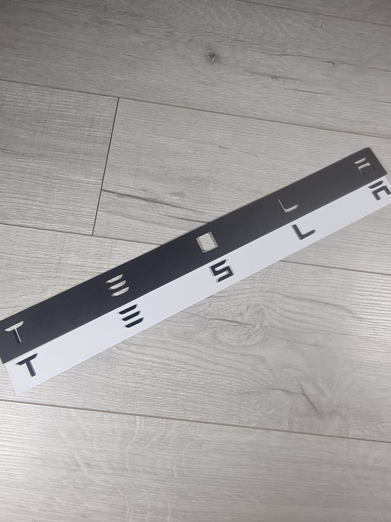 Emblema-Sigla-Logo-Scris-Fata-Spate-Tesla-Dual-Motor-Neagra-Model-3-Y