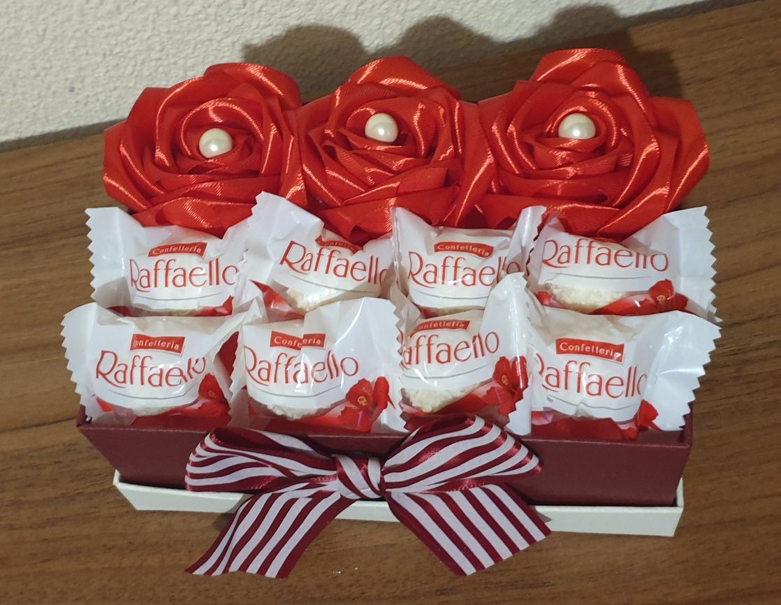 Cadouri cu trandafiri si  Raffaello sau Ferrero Rocher persoanele drag