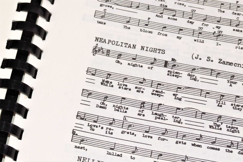 Carte cu +1000 partituri muzicale, hit-uri internationale, Made in USA