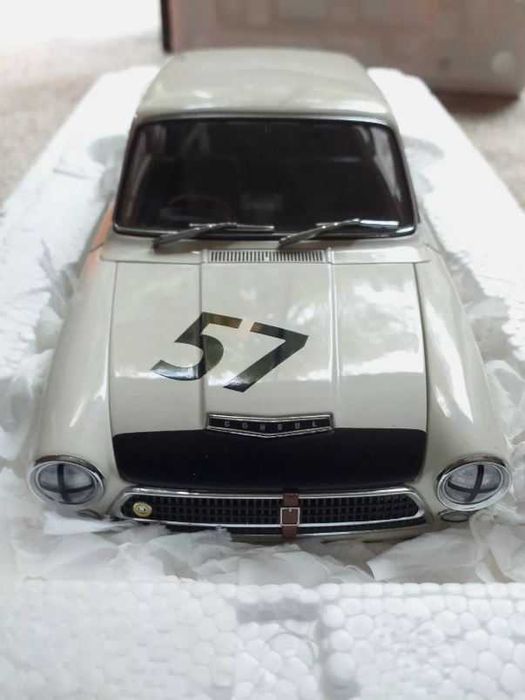 1:18 Autoart Lotus Cortina Jim Clark 1964 Crystal Palace