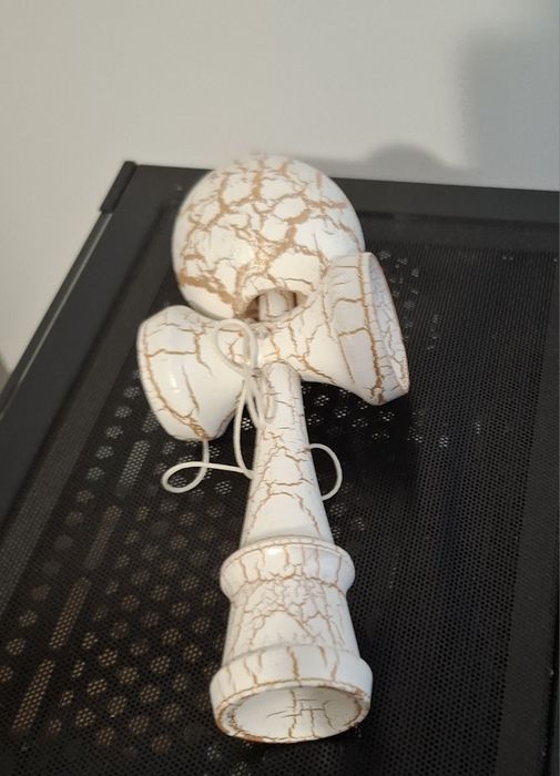 Kendama  alba cu pete galbene