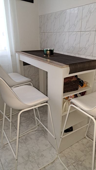 Masa de bucatarie,bar cu 4 scaune ot spatii imici