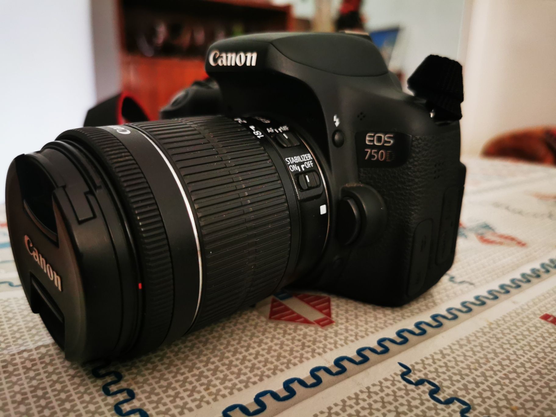 Фотоапарат Canon EOS 750D + Обектив 18-55 + Обектив 50мм F 1.8