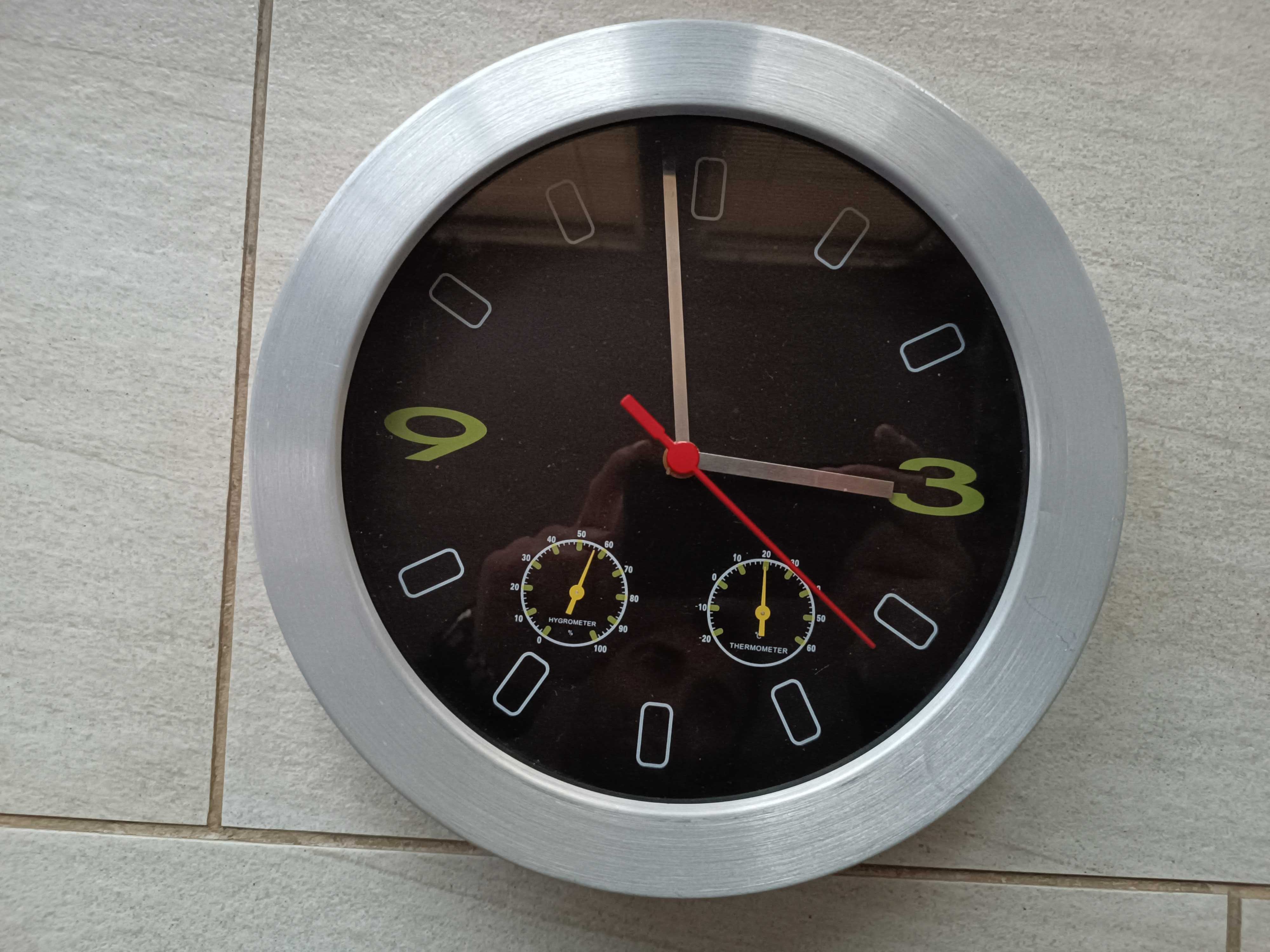 стенен часовник с влагомер и термометър кварцов