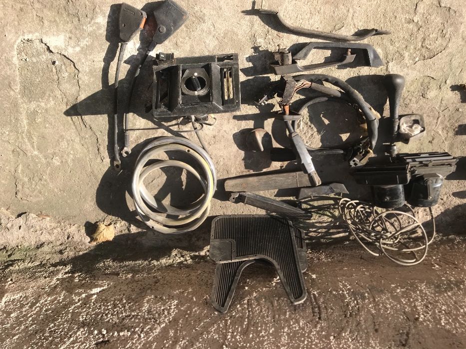 сервизни авто книжки и части за стар Мерцедес...