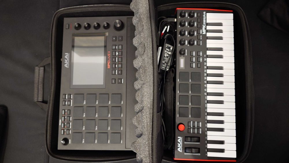Akai MPC Live II, Akai MPK Mini Plus + Magma CTRL Case + Decksaver