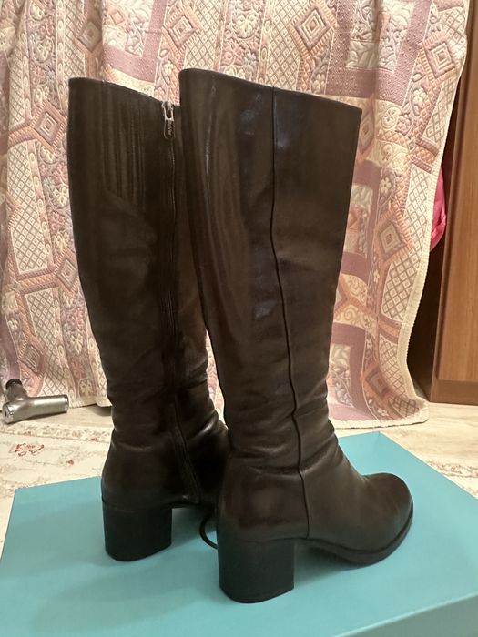 Продается кожанные сапоги.