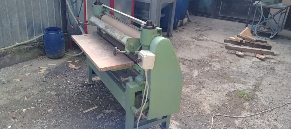 Mașina de aplicat adeziv