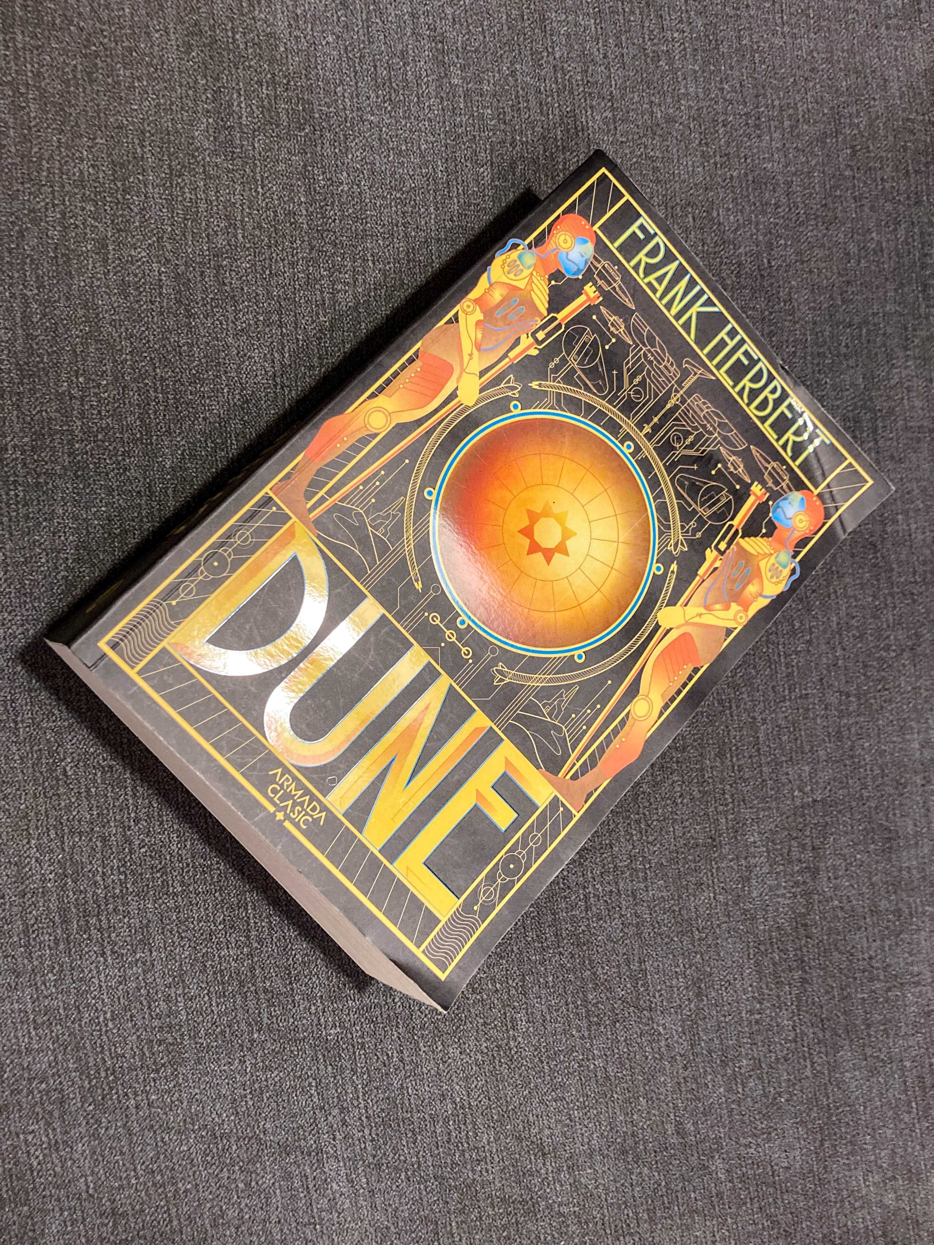 Vând primul volum din Dune