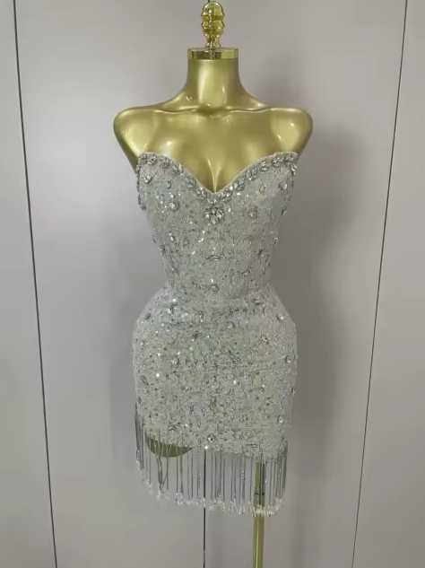 Vând rochie cu strasuri