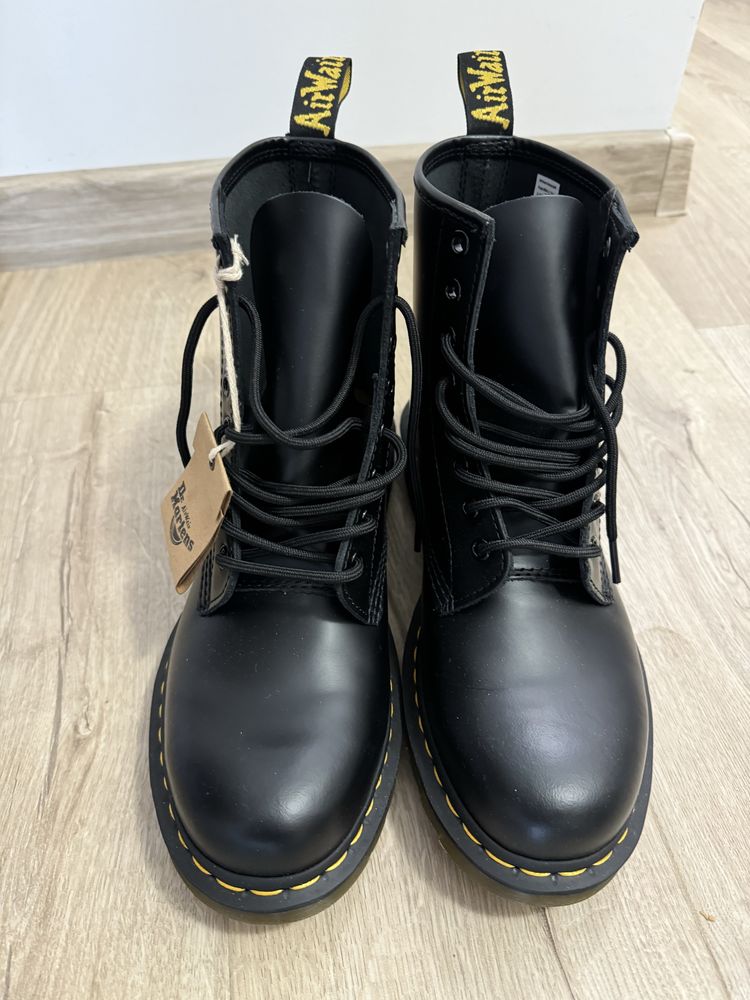 Ghete DR. MARTENS cu sireturi