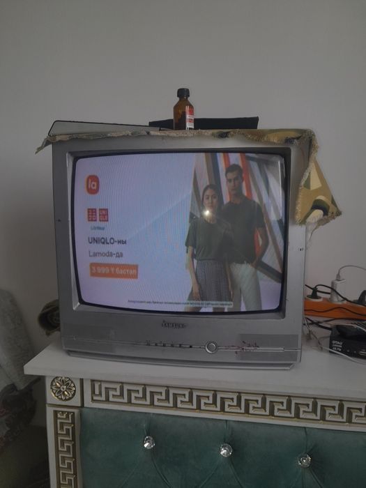 Телевизор самсунг.