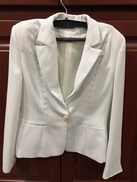 Costum alb cu dungulite fine bleu, mărime 38,