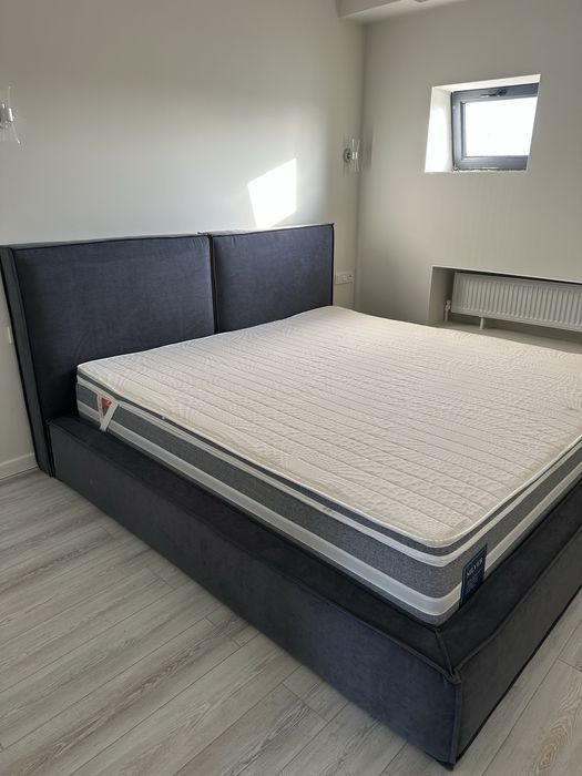 Продается Двухспальная кровать 2,2*2,2 матрац в комплекте