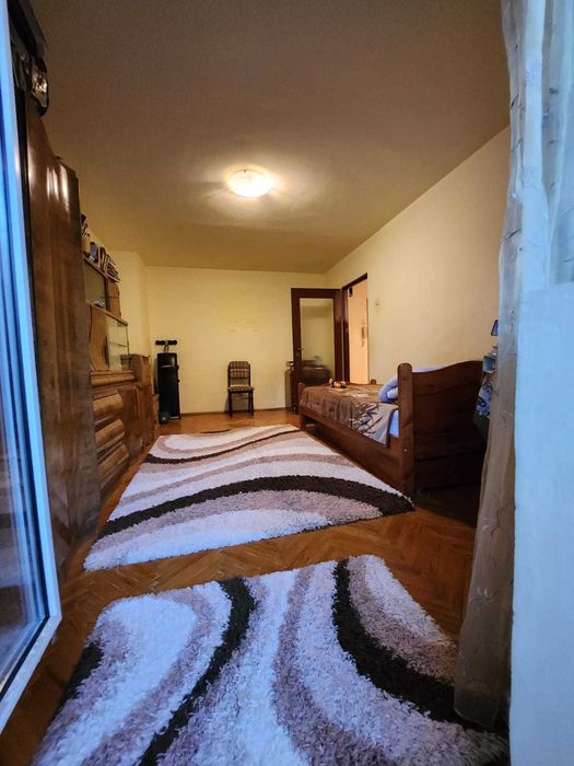 Vând apartament cu 2 camere in M17, et. 2, tip C2