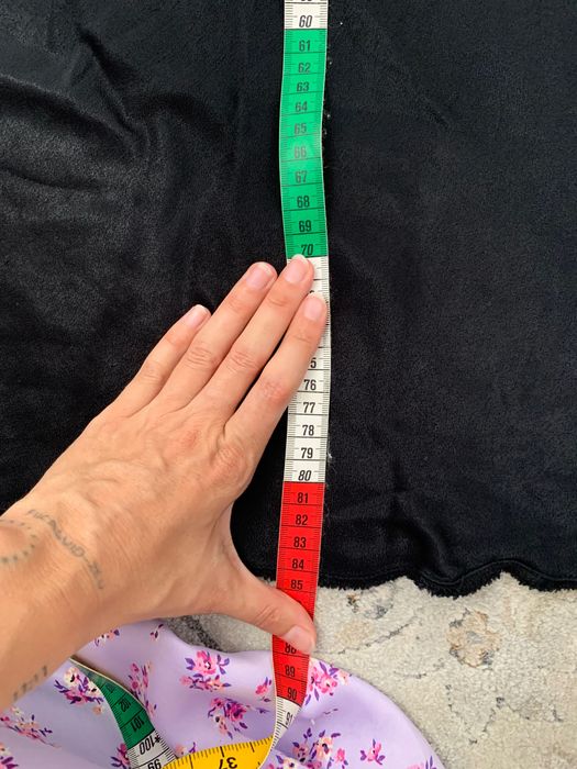 Zara fusta satin pe corp
