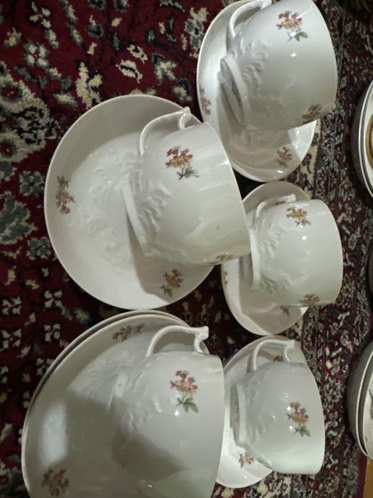 Продается посуда новая  чайники и чашечки с блютцами