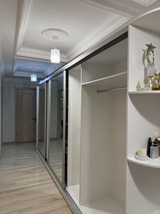 Многофункциональный шкаф в прихожую с 5 секциями и открытыми полками