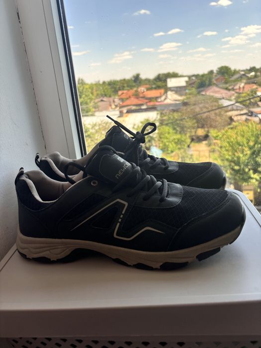 Adidasi de sport noi