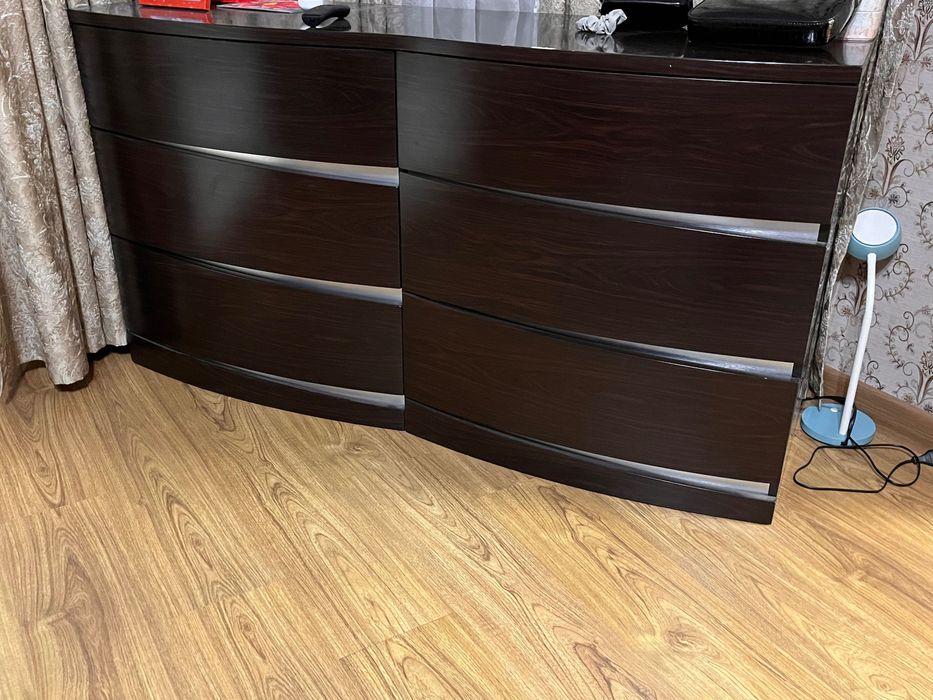 Комод темного цвета
