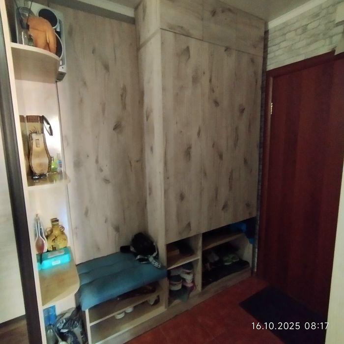 Продам прихожую, вместительную