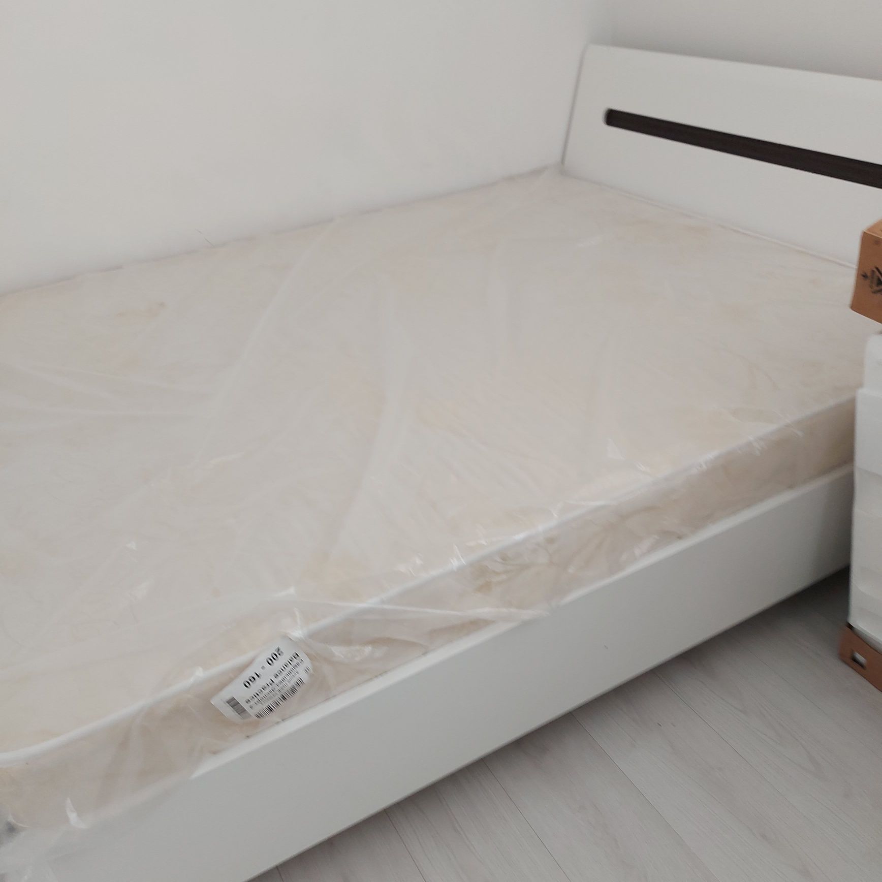 Продаётся евромебель: двуспальная кровать с матрасом