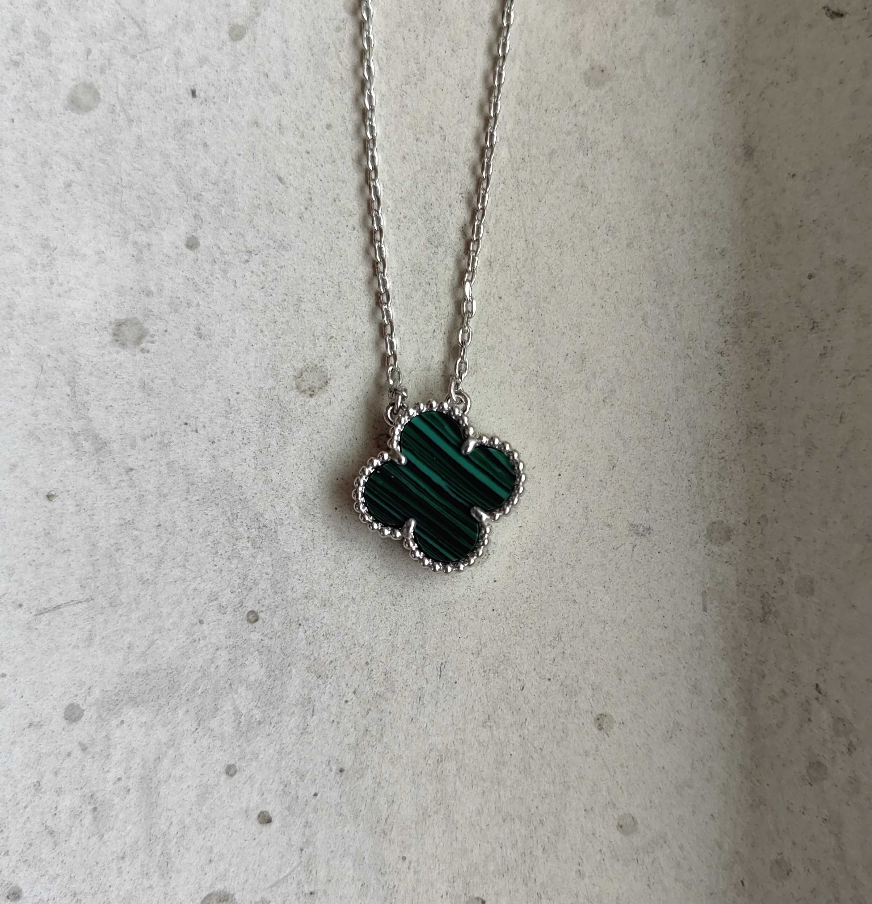 Дамско колие в розово злато с детелина от зелен малахит Van Cleef VCA